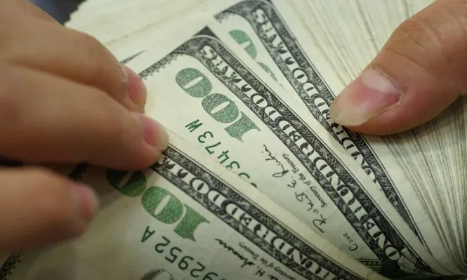 El dólar alcanzó hoy su menor cotización en 12 meses