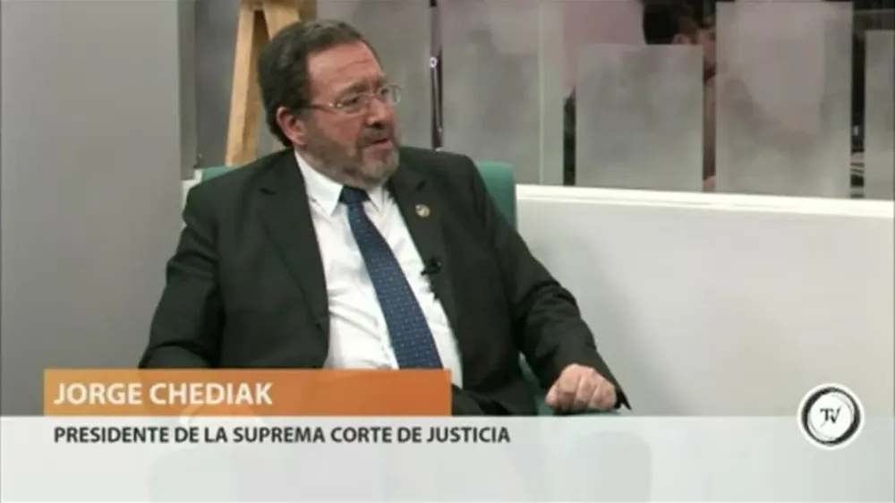 En la Suprema Corte de Justicia sorprende que nadie del gobierno los haya siquiera llamado para negociar el tema del Presupuesto, dijo el presidente Jorge Chediak, en una entrevista con Mariano López. Siempre nos dicen que es una señal, que cada uno juzgue, afirmó.El Presupuesto quinquenal no prevé un solo peso más para el Poder Judicial, respecto al Presupuesto anterior. ¿Hay algo político atrás? No lo sé. Lo que sí podemos señalar es que la Justicia no ha sido prioritaria en este Presupuesto y no hemos sido contemplados en ninguna de las aspiraciones que teníamos, afirmó el ministro.Las aspiraciones presupuestales del Poder Judicial no estaban infladas, eran las necesarias para mejorar el servicio y no han sido contempladas de ninguna manera, agregó.Este año el déficit de la Suprema Corte fue de 81 millones de pesos y pudieron seguir funcionando porque gestionaron con el equipo económico un incremento de 50 millones de pesos por una vez.La entrevista completa, aquí.