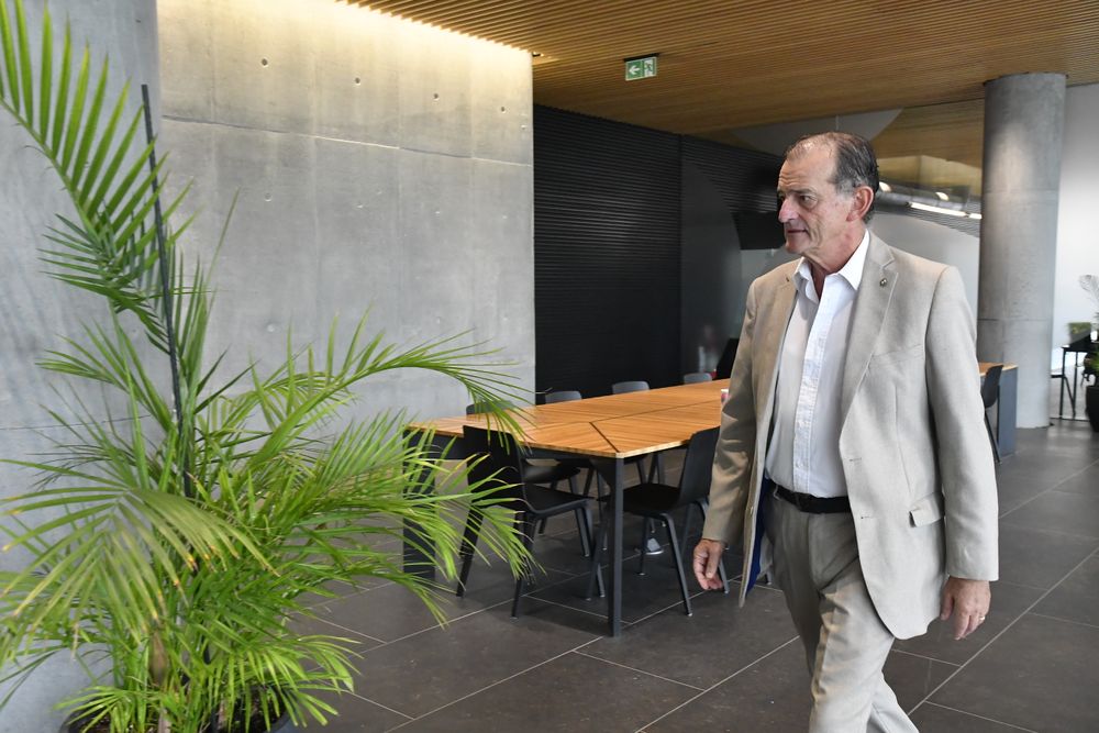 Archivo. Guido Manini Ríos llegando a reunirse con Yamandú Orsi durante la transición