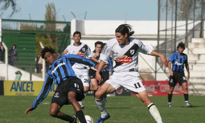 Cavani, con Danubio, en acción ante Marcelo Silvera de Liverpool