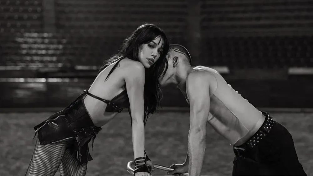 Danna Paola en el videoclip de Atari, el nuevo lanzamiento de su último disco