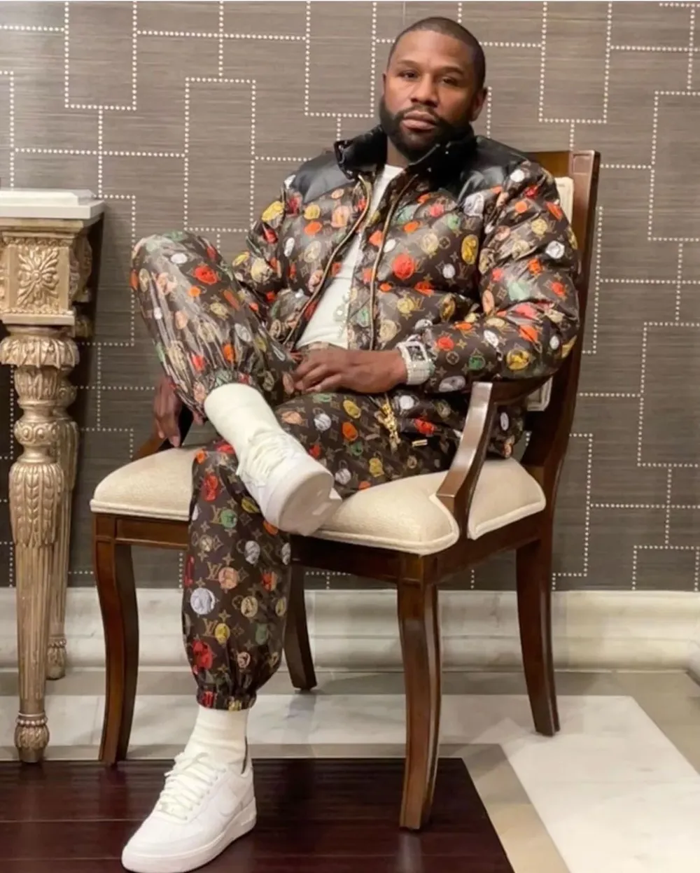 Mayweather con un particular atuendo y el reloj millonario