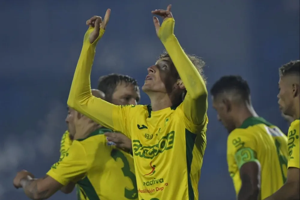 Maxi Pérez, gol al cielo
