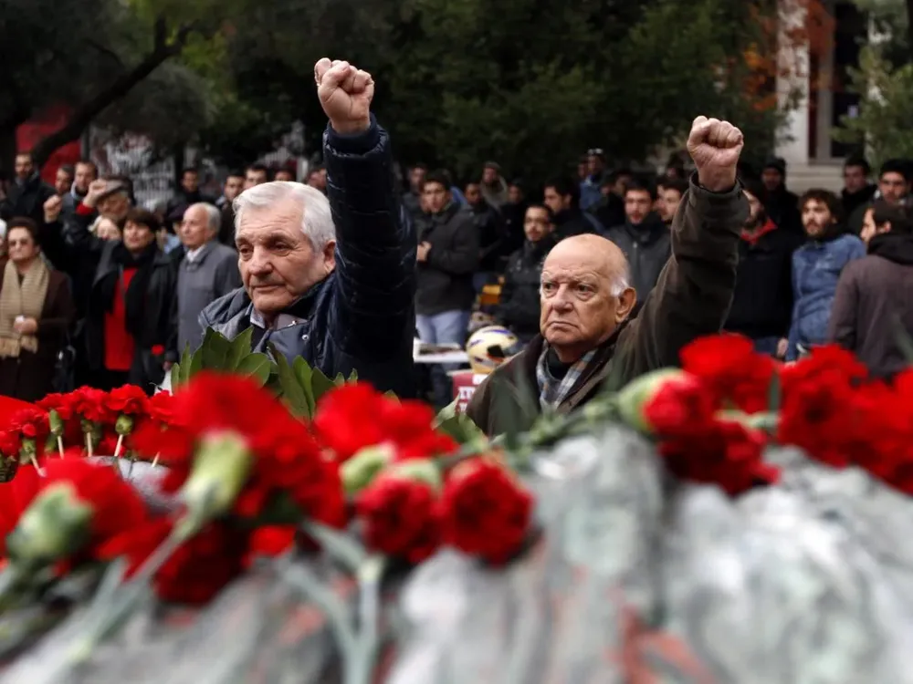 Homenaje a los muertos en la revuelta de la Universidad Politécnica de Atenas en 1973