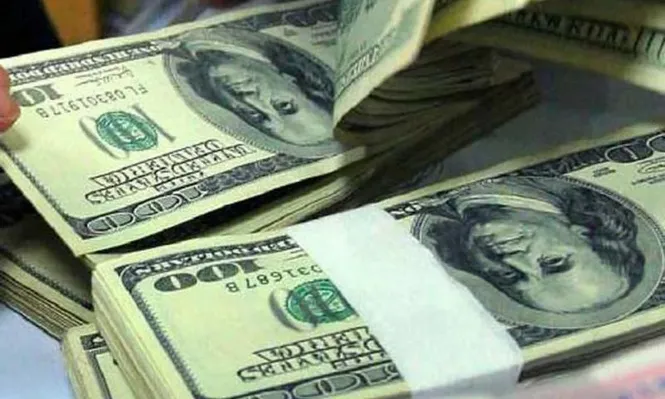 Leve baja del dólar