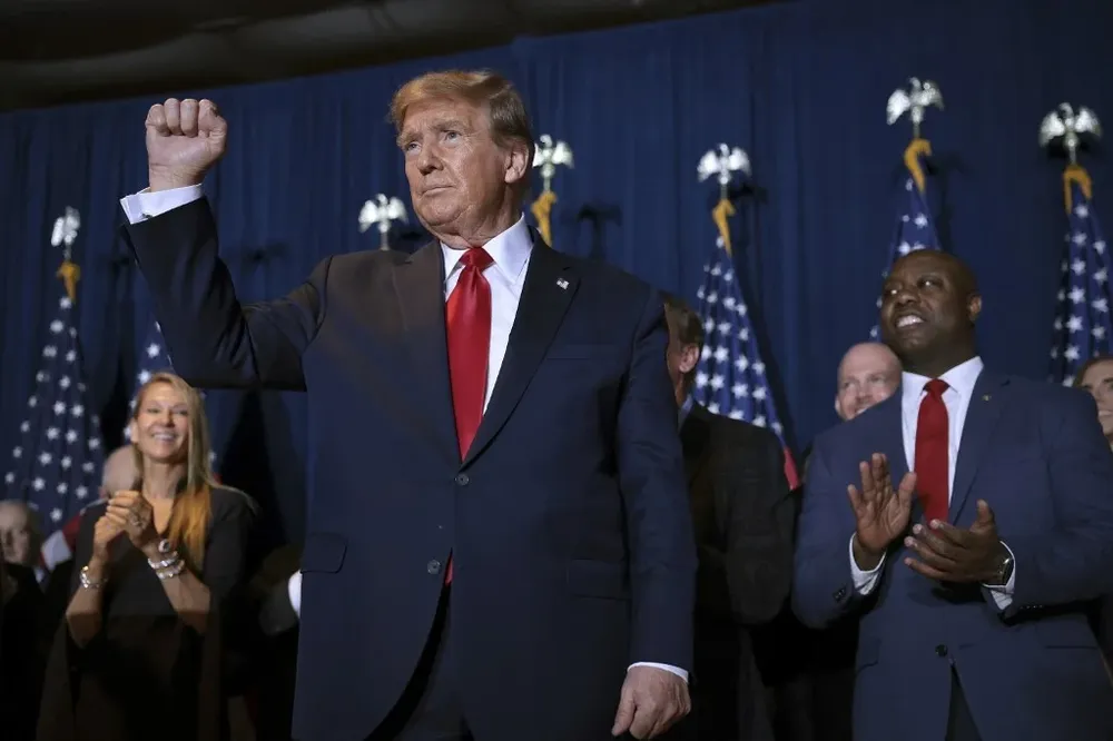 El expresidente Donald Trump saluda a sus partidarios luego de su victoria en Carolina del Sur.