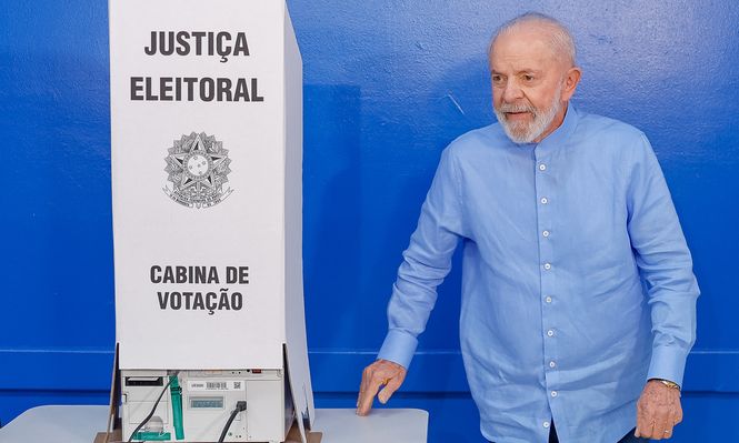 El presidente de Brasil Luiz Inácio Lula da Silva después de emitir su voto durante la primera vuelta de las elecciones municipales
