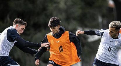 Agustín Dos Santos ante la marca de Manuel Ugarte y Rodrigo Zalazar