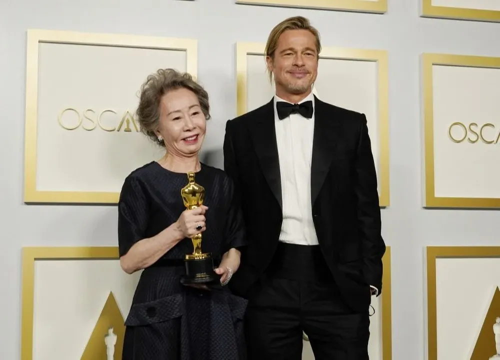 Yuh-Jung Youn y Brad Pitt