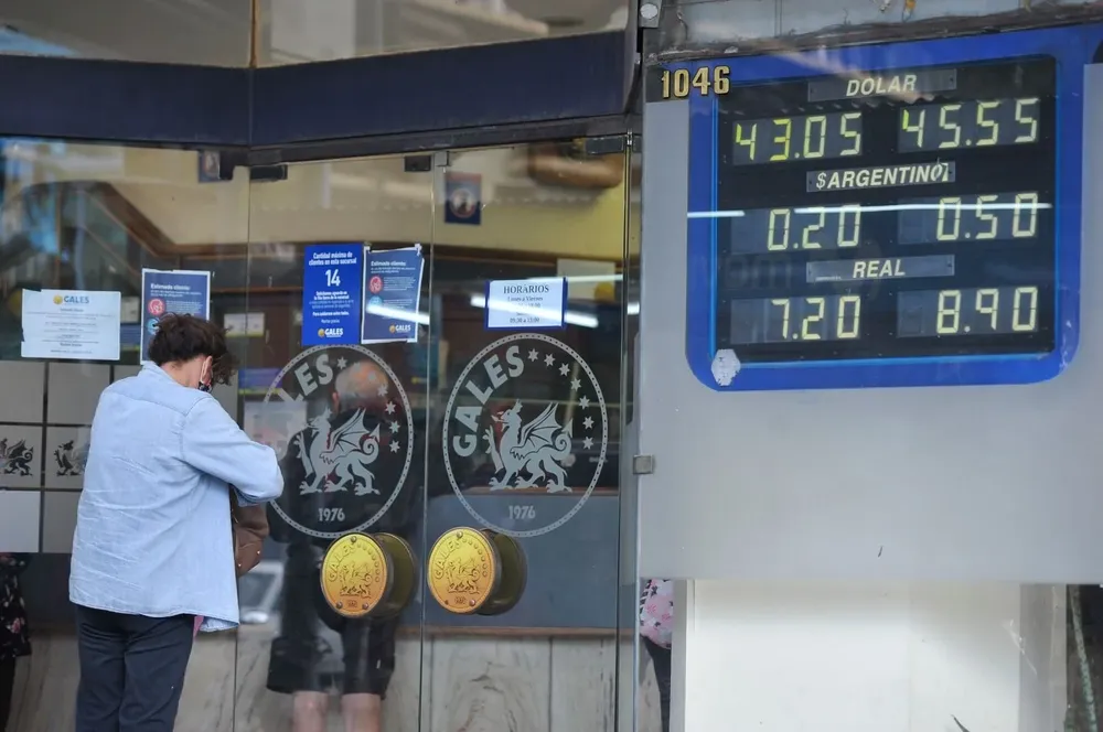 El dólar bajó por segundo día consecutivo este jueves.