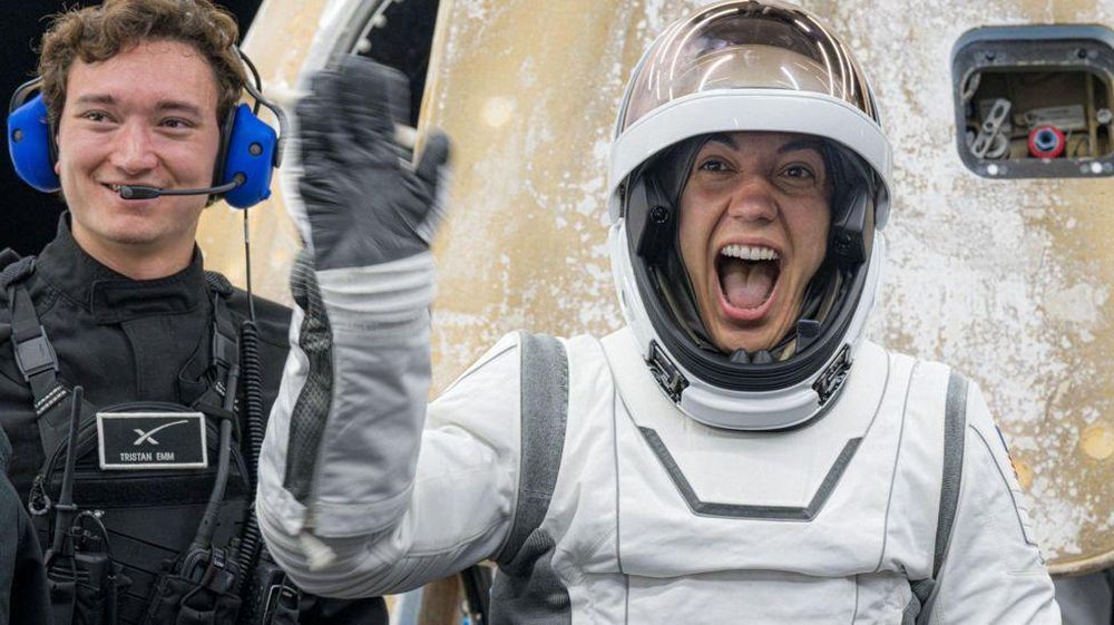 La tripulación pasó cinco días en el espacio y participó en la primera caminata espacial comercial.