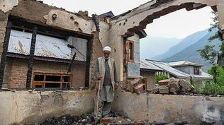 Un hombre dentro de su casa en Salamabad, Uri, cerca de la Línea de Control en la Cachemira administrada por India.