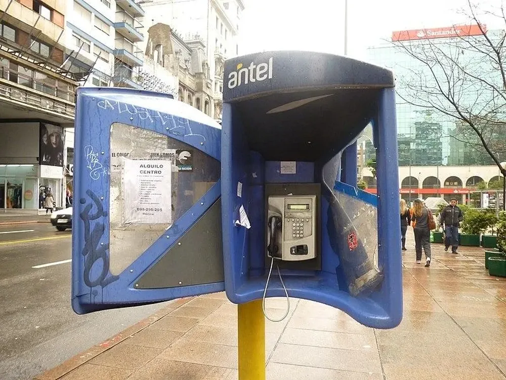 Teléfono público en Plaza del Entrevero, Montevideo, año 2012.