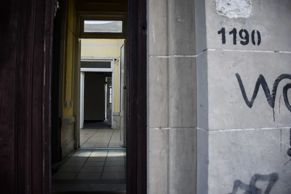 Puerta a la casa en la calle Juan Paullier.