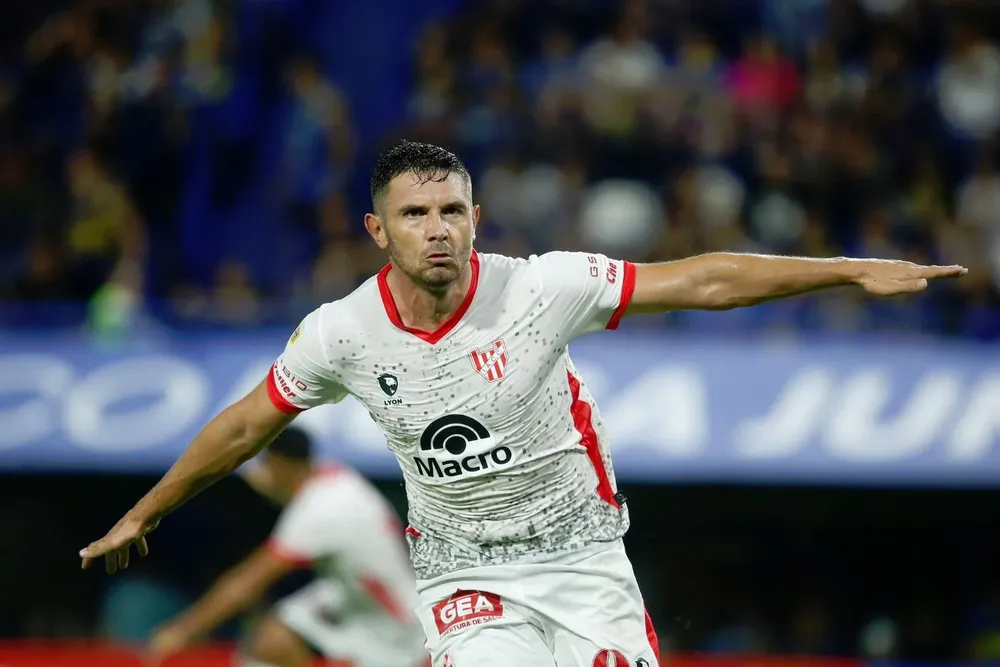 Adrián Martínez celebra su gol a Boca en La Bombonera