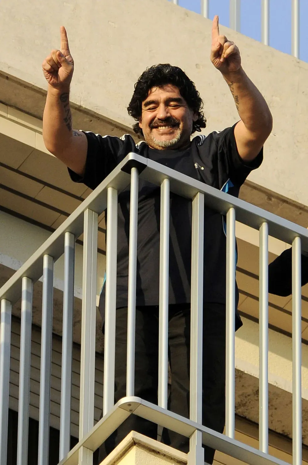 Maradona saludó desde el balcón a cientos de tifosi de Napoli
