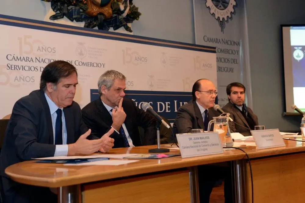 Expositores en evento sobre Consejos de Salarios en la Cámara de Comercio