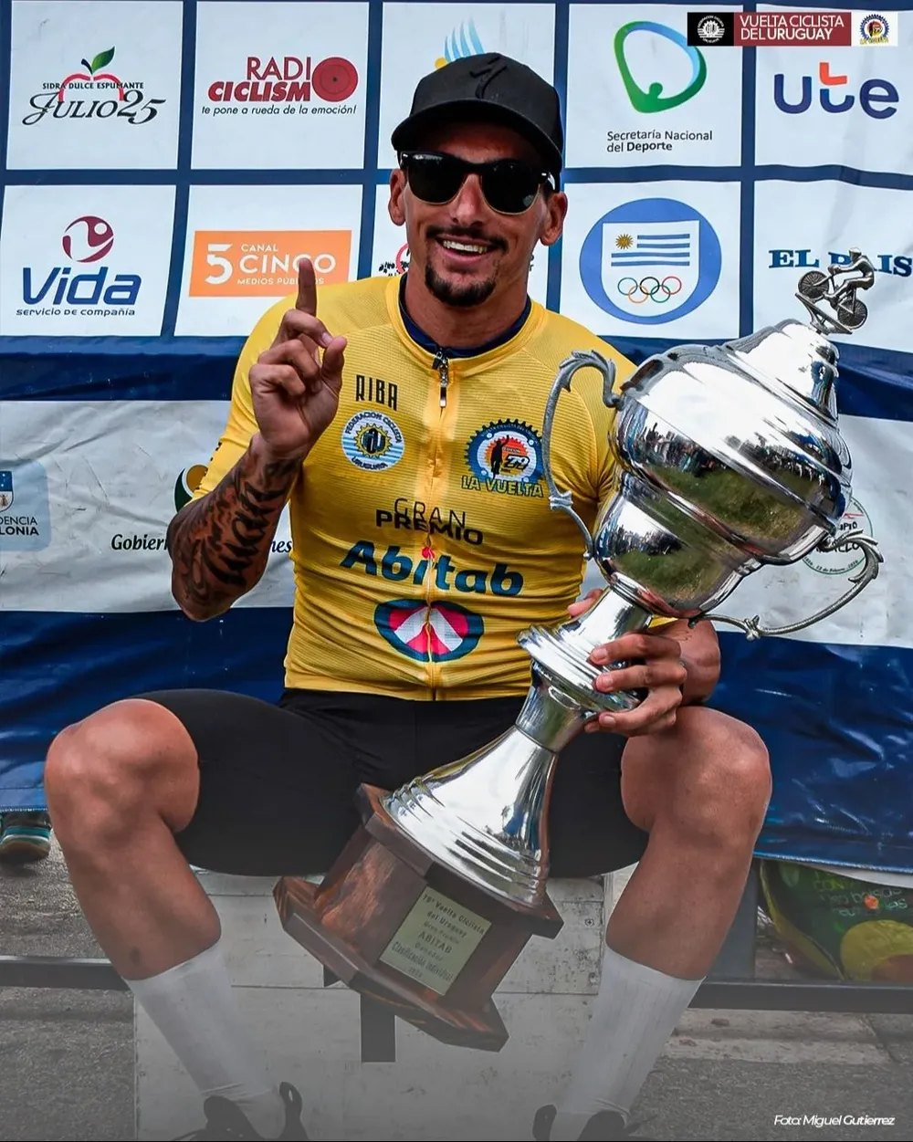 Caorsi con la copa de la Vuelta