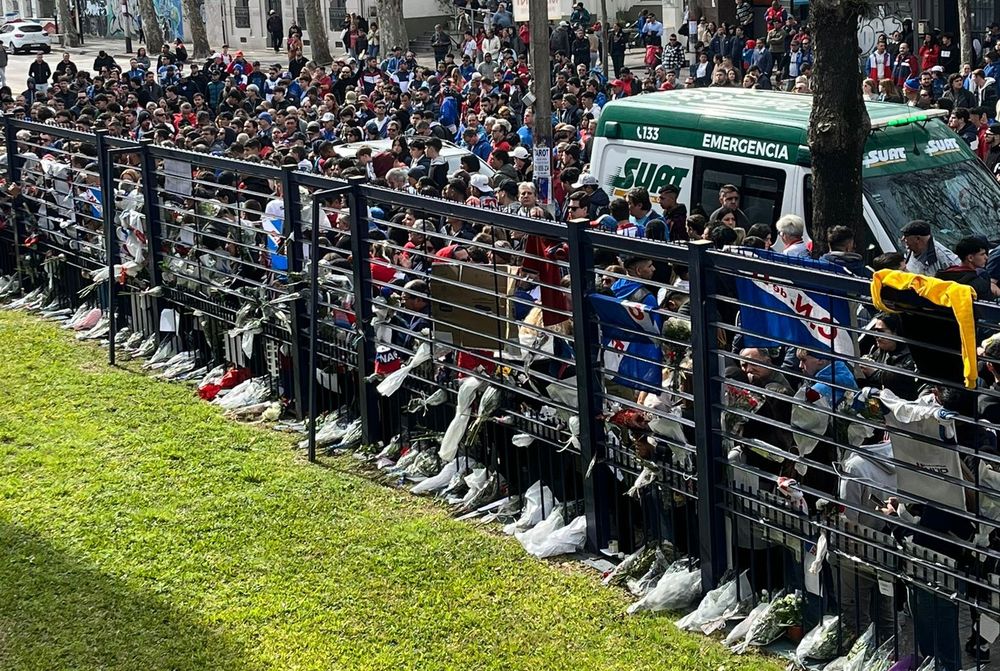 Una multitud frente a la sede de Nacional