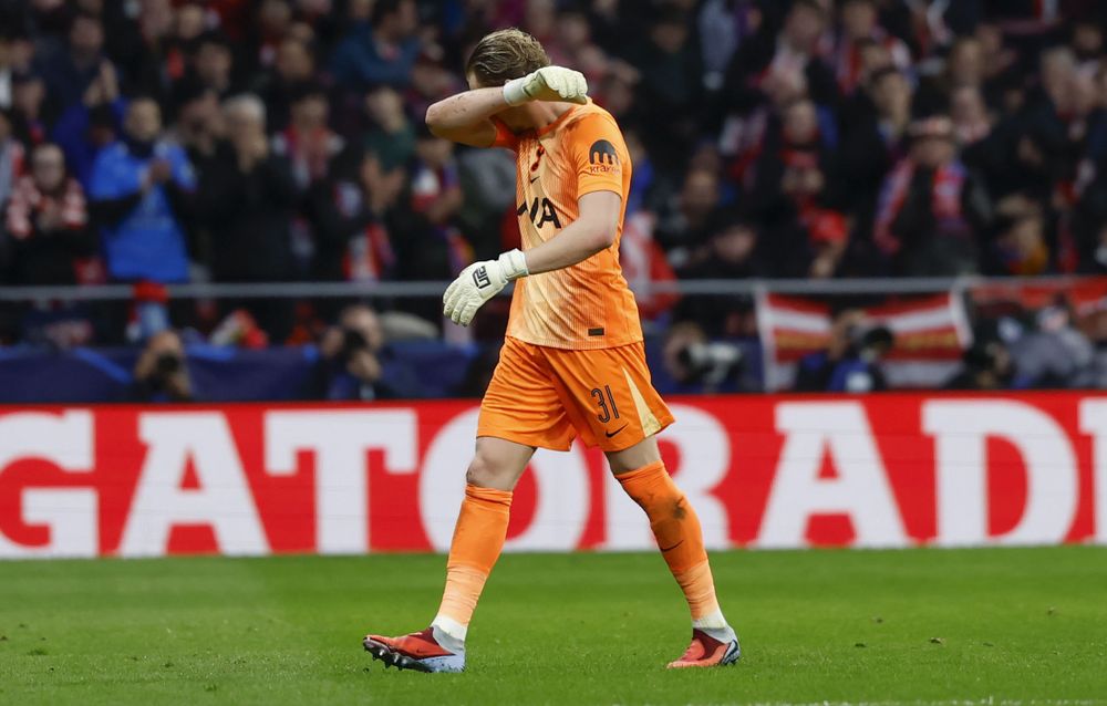 El arquero checo del Tottenham, Antonin Kinsky, tras encajar un gol durante el encuentro correspondiente a la ida de los octavos de final de la Liga de Campeones que disputan este martes Atlético de Madrid y Tottenham en el estadio Metropolitano, en Madrid. EFE / Kiko Huesca