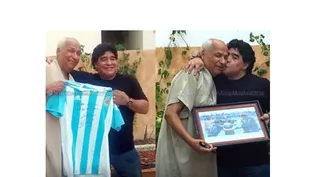 Maradona con el juez que no vio la mano en el Mundial de 1986