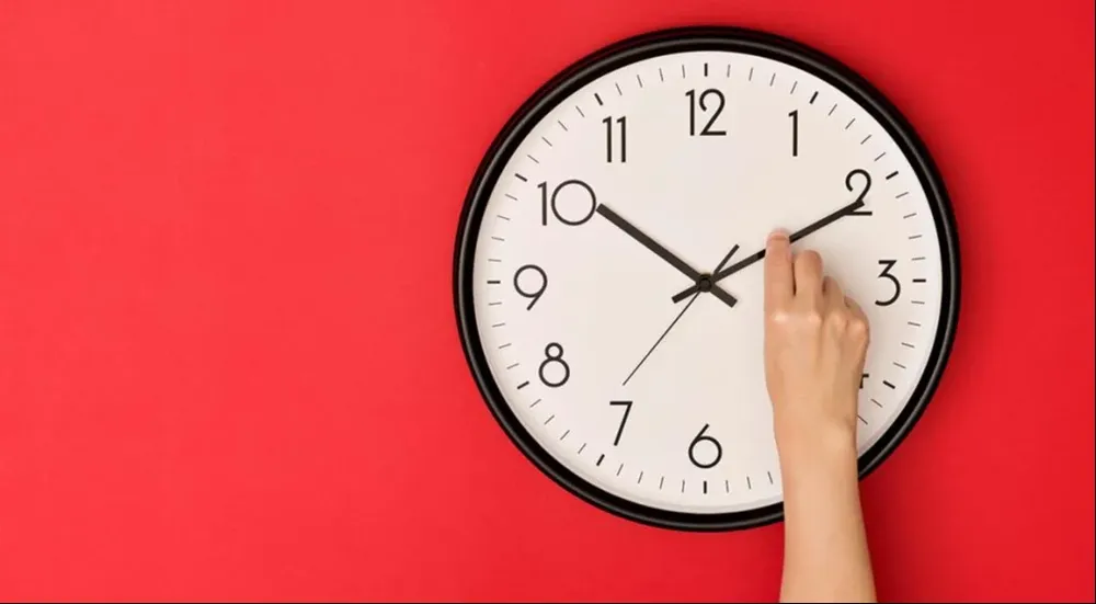 España adelanta la hora