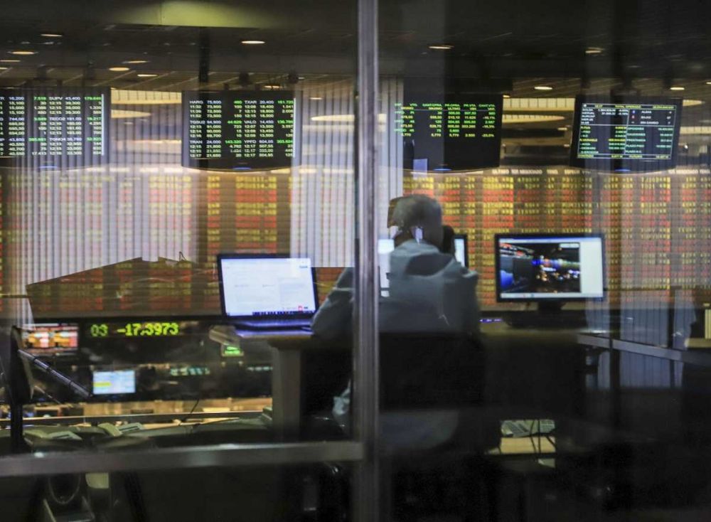 Las tasas altas continuarán para poder dejar el dólar lo más planchado posible.