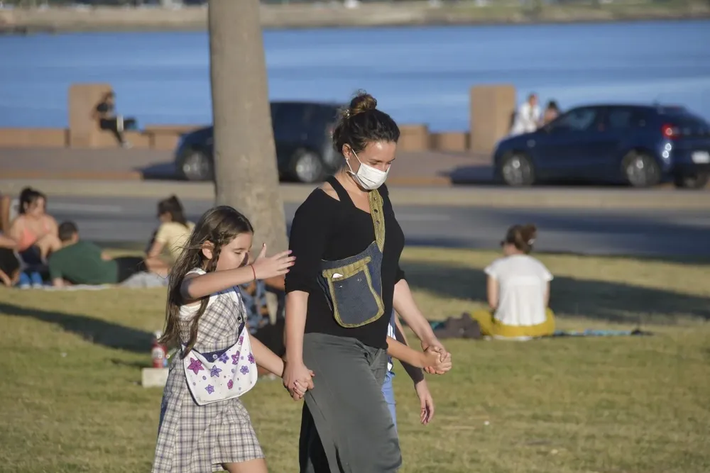 Gente con tapabocas en Uruguay