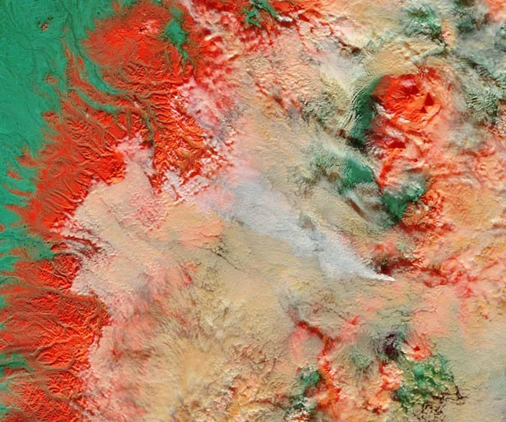 Kizimen, Rusia Este volcán activo actualmente; emite vapor y, en febrero del año pasado, lanzó una columna de cenizas varios kilómetros hacia arriba.