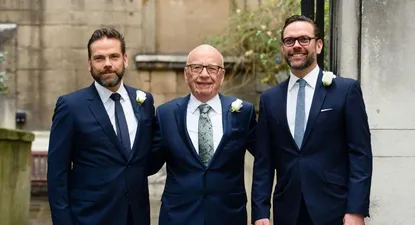 Rupert Murdoch (centro) y sus dos hijos: Lachlan (izq.), de ideas conservadoras, y James (der.), de ideas progresistas.