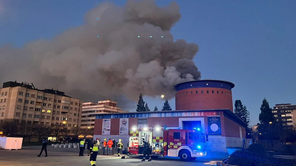Los Bomberos locales trabajan para erradicar las intensas llamas en el Planetario de Pamplona.&nbsp;