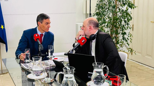 El presidente español, Pedro Sánchez y el periodista Jordi Basté en la entrevista en La Moncloa.