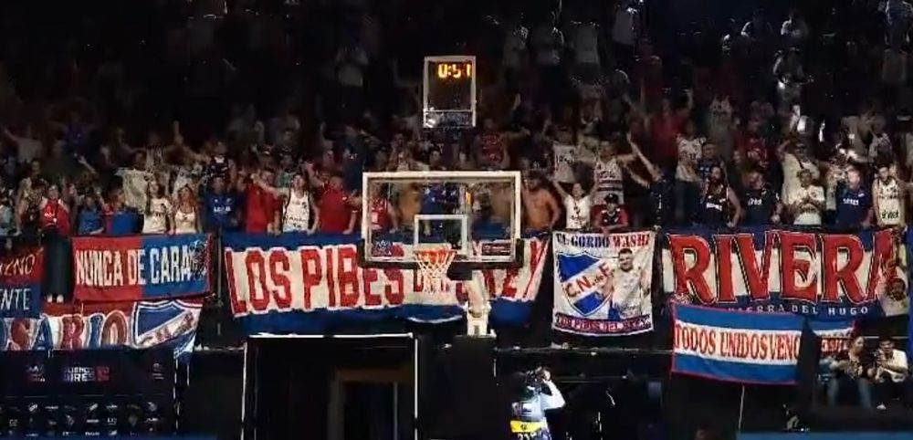 Hinchas de Nacional coparon el Estadio de Obras Sanitarias en Buenos Aires para ver el triunfo por el tercer puesto de la Champions League Americas de básquetbol