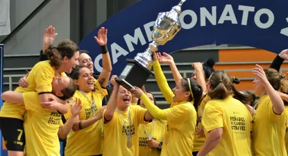 Las jugadoras de Peñarol de fútbol sala, celebran un nuevo título