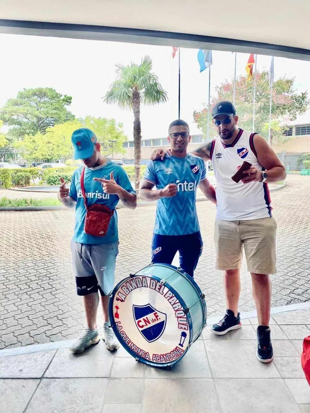 Tres hinchas de Nacional fueron los adelantados y llegaron a Porto Alegre para ver a Luis Suárez en el clásico con Gremio ante Internacional