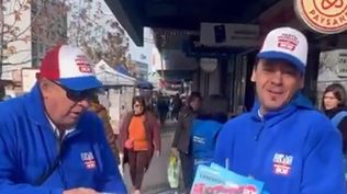 Yesty Prieto y Martín Quiroga repartiendo listas del Frente Amplio