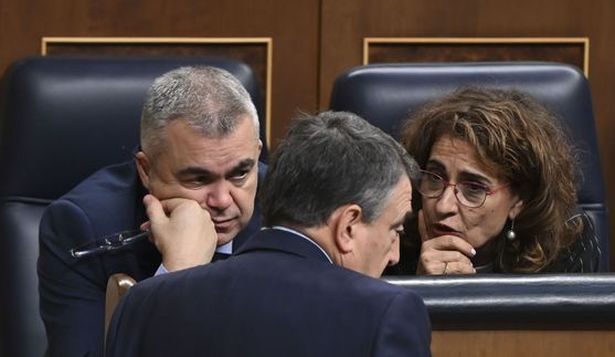 Montero, junto a Cerdán y Esteban. EFE