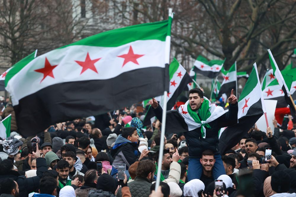En Berlín se congregaron a celebrar el triunfo de las fuerzas rebeldes en Siria.