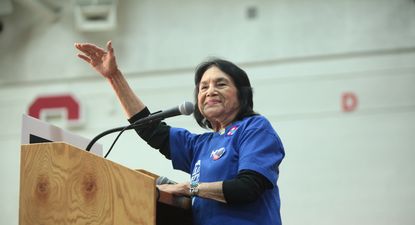 Quién es Dolores Huerta, la histórica activista latina que apoya a Kamala Harris