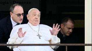 El papa Francisco saludó desde un balcón del hospital de Gemelli, donde pasó cerca de un mes por problemas respiratorios.
