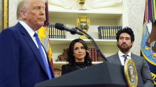 Tulsi Gabbard y Donald Trump en el Salon Oval.