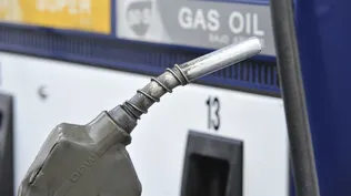 Surtidor de combustibles en estación de servicio.