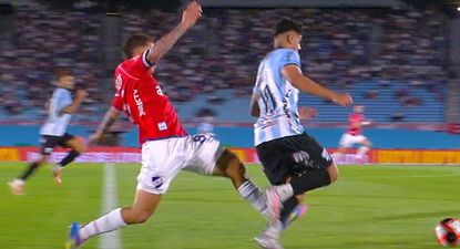 Christian Oliva de Nacional se salvó de la tarjeta roja por esta falta de atrás sobre Matías Ocampo de Cerro por el Torneo Clausura