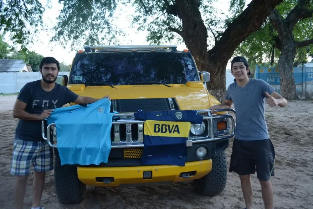 La camioneta, la camiseta de Boca y la pasión por Lodeiro