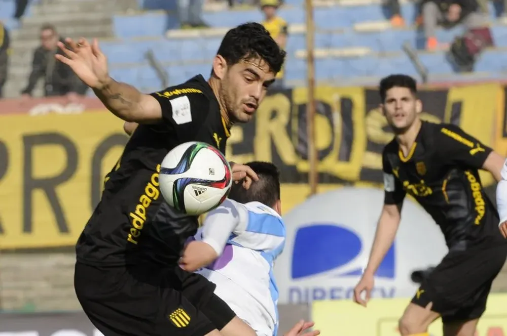 Luis Aguiar y la pelota.