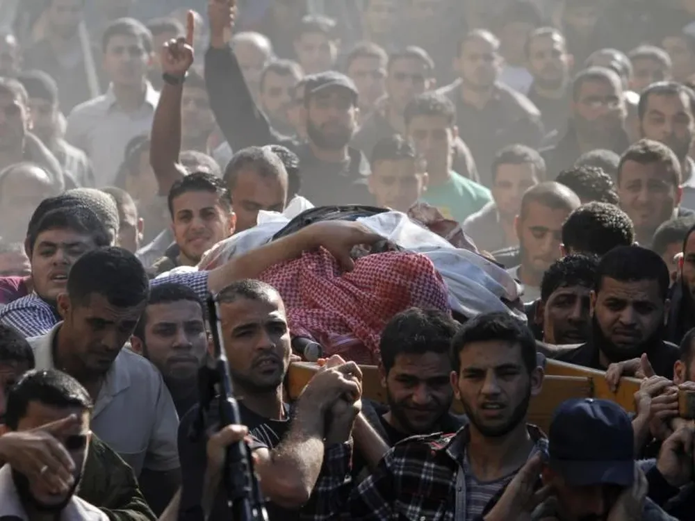 Palestinos trasladan el cuerpo de Ahmed Yabari, asesinado este miércoles