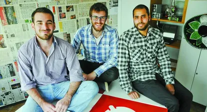 Manuel Gros, Justin Graside y Joaquín Mautone en la oficina de StrateDo en Ciudad Vieja