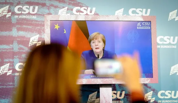 Merkel considera problemático cerrrar las cuentas de redes sociales de Trump