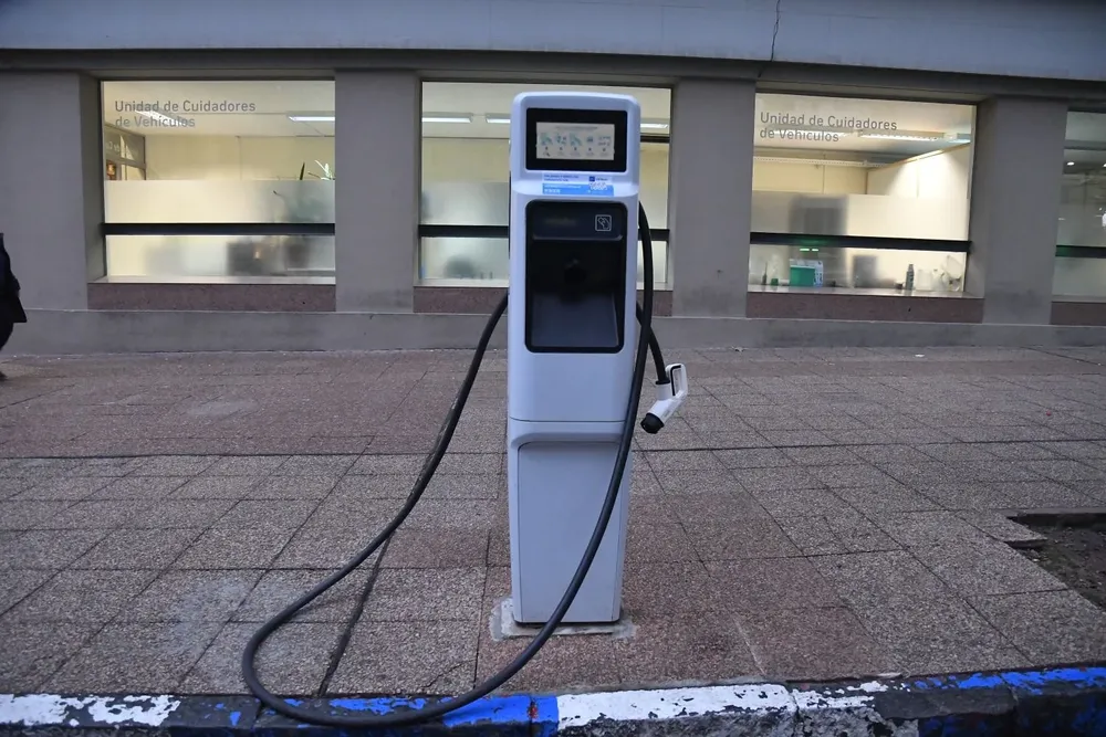 UTE tiene previsto instalar 300 puntos de recarga en todo el país.