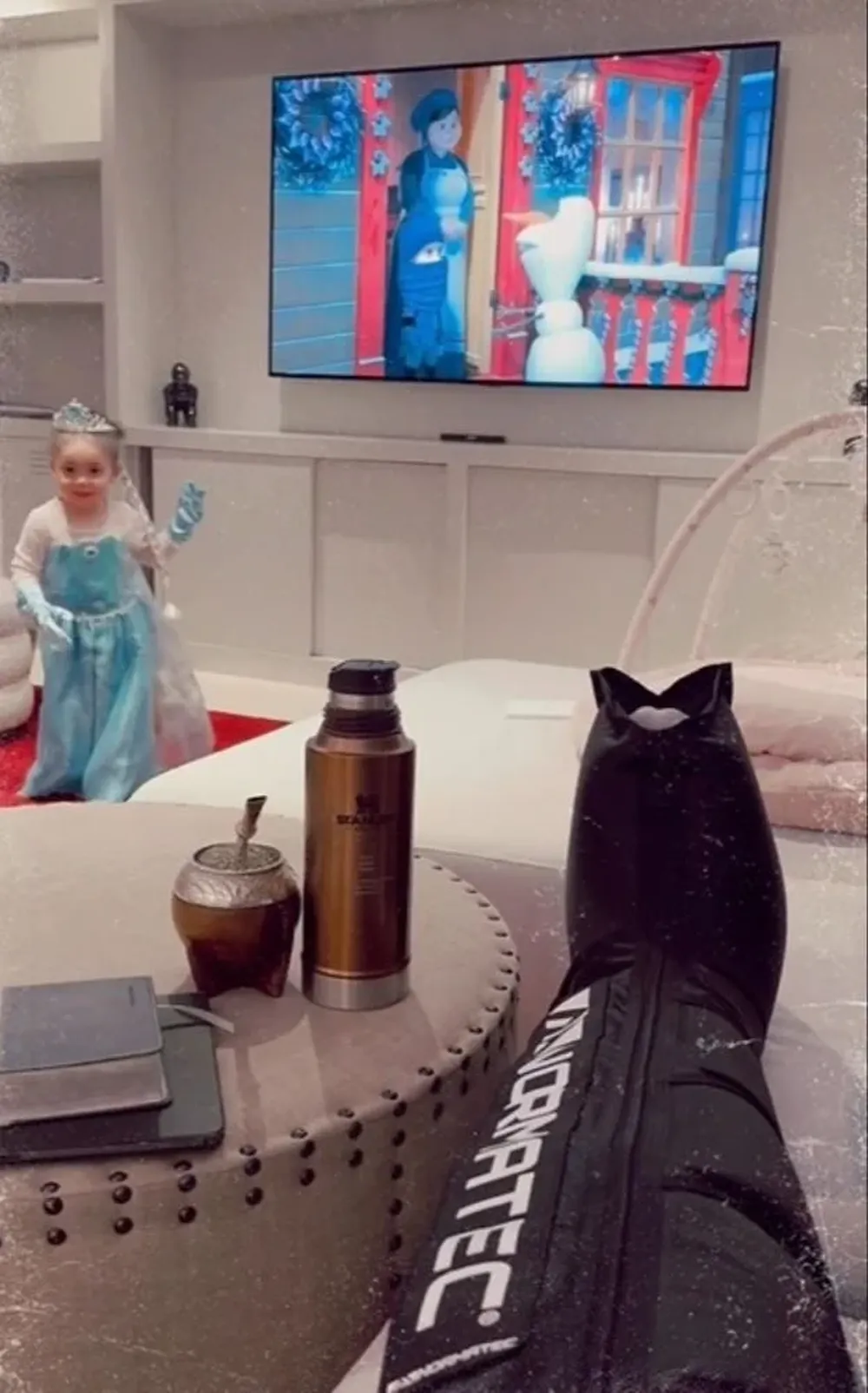 Aitana, la hija de Ronald Araujo, se disfrazó de Frozen, mientras su papá recuperaba físicamente sus piernas